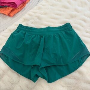 Lululemon Hotty Hot Low-Rise Lined Short 2.5"